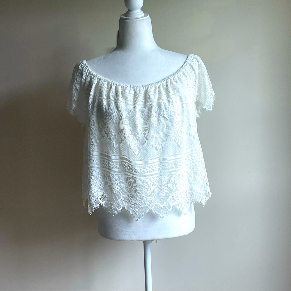 Cupcakes and Cashmere Off
Shoulder Cap Sleeve White Lace Cropped Top Small